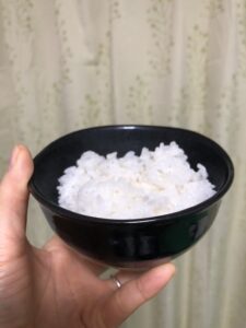 茶碗にご飯をよそった画像